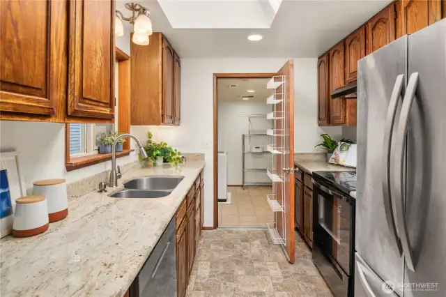 KITCHEN W/ WALK-IN PANTRY/LAUNDRY ROOM