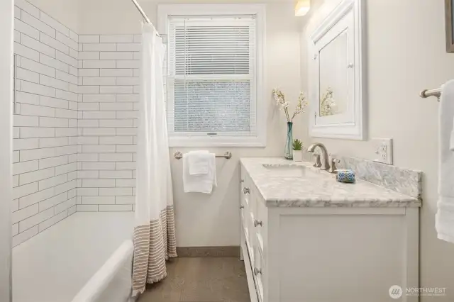 Full bath of the main level