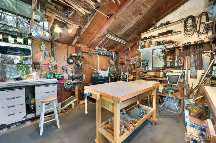Workspace area in detached garage next to carport. This in addition to the single car parking space!