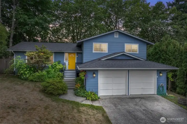 Welcome to this inviting Kingsgate home in Woodinville, set within the top-rated Northshore School District. The cheerful exterior with its welcoming front entry sets the tone for the comfortable living spaces that await inside.