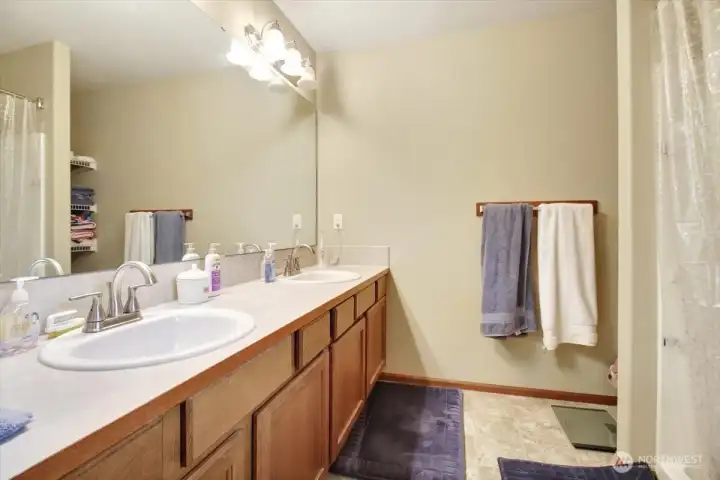 Master bathroom 4
