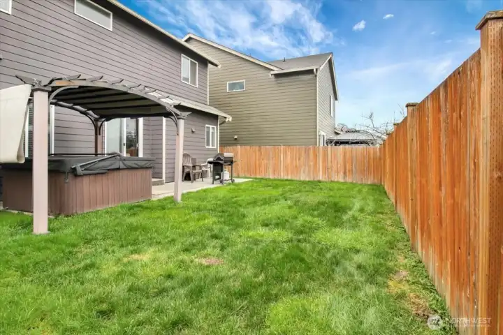Backyard with hot tub 3