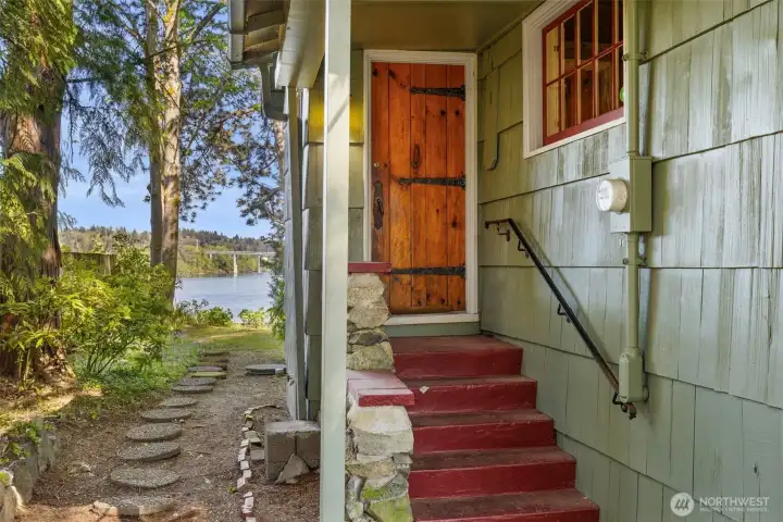 Entry to this cute waterfront home