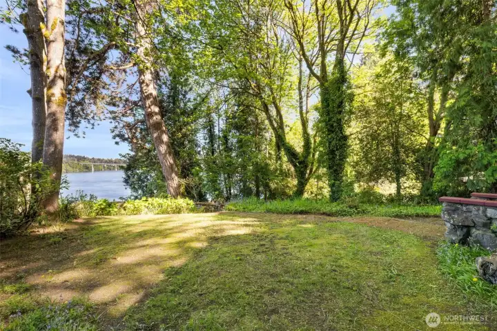 Cute yard overlooking the water