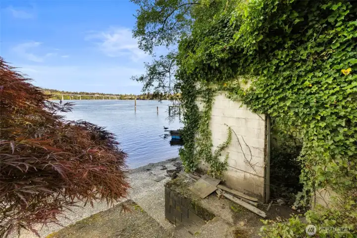Picture of the very old boathouse