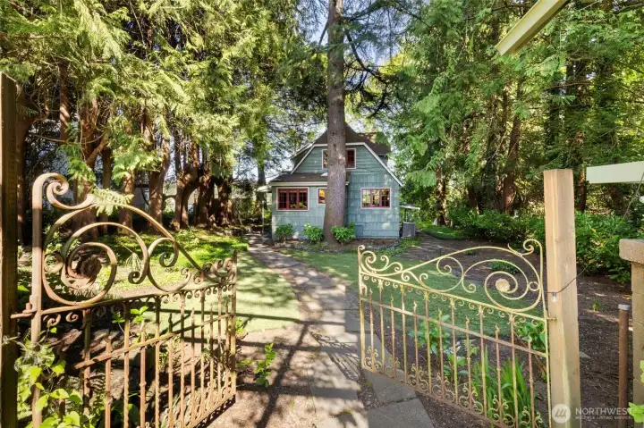 Cute gate on the entry of the home