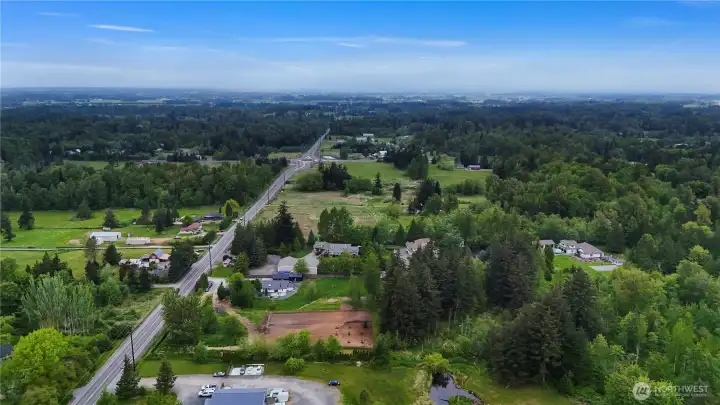 Just a quick drive into Bellingham and I5 via Sunset, even faster access to Meridian Street. You will be centrally located