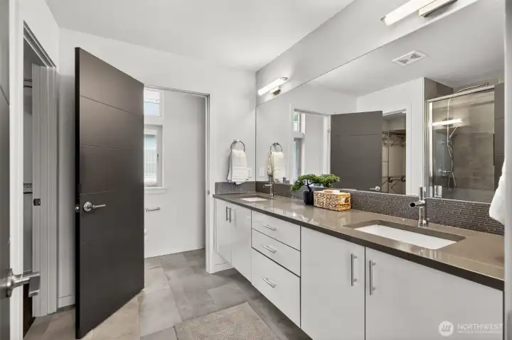 Primary bath with double vanity and quartz counters