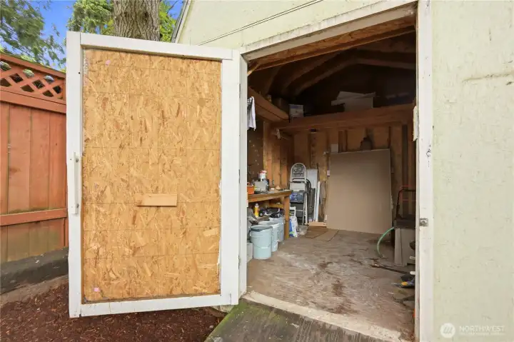 Plenty of space for a work shop, the lawn mower, yard tools, camping gear, bicycles and strollers.