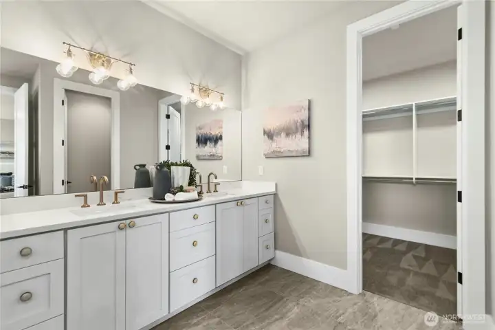Water closet and large walk-in closet! Water closet and large walk-in closet!