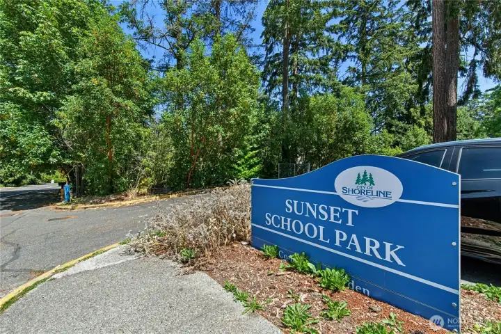 Located a stones throw from Sunset Park! Located a stones throw from Sunset Park!