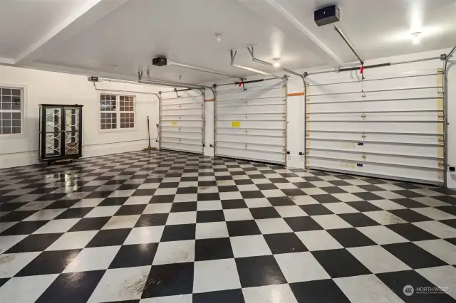 spacious 3 car garage , ideal for a dance studio