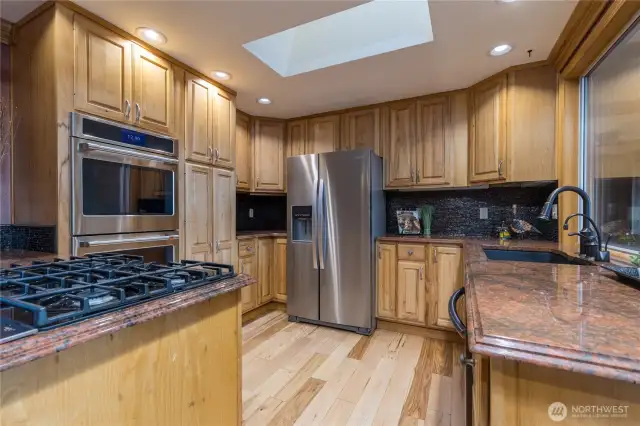 Gas range, skylight, and granite counters