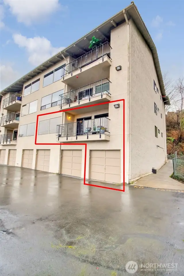 End unit  w/ 2car tendum garage