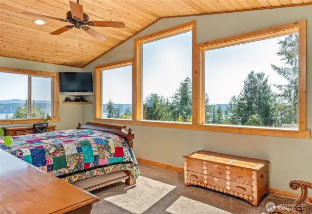 Large primary suite with fantanstic views