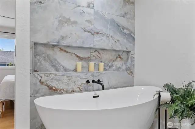 Sunning feature wall with 2 person slipper tub