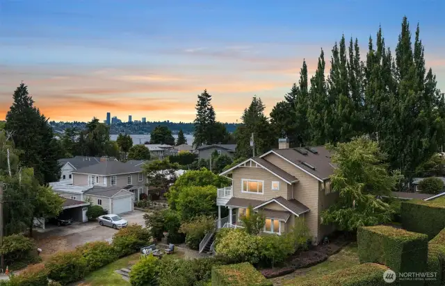 Charming 2 Story in fabulous north end neighborhood, close to paddle-board launches, trails, playgrounds and freeway access
