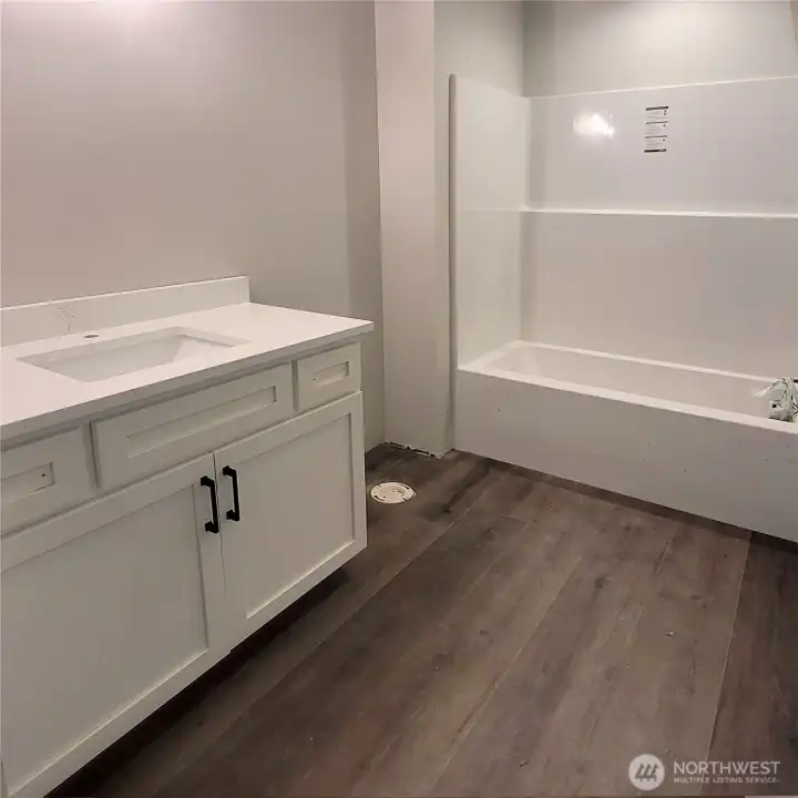 Full hall bath upstairs