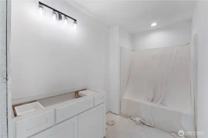 Full hall bath upstairs.