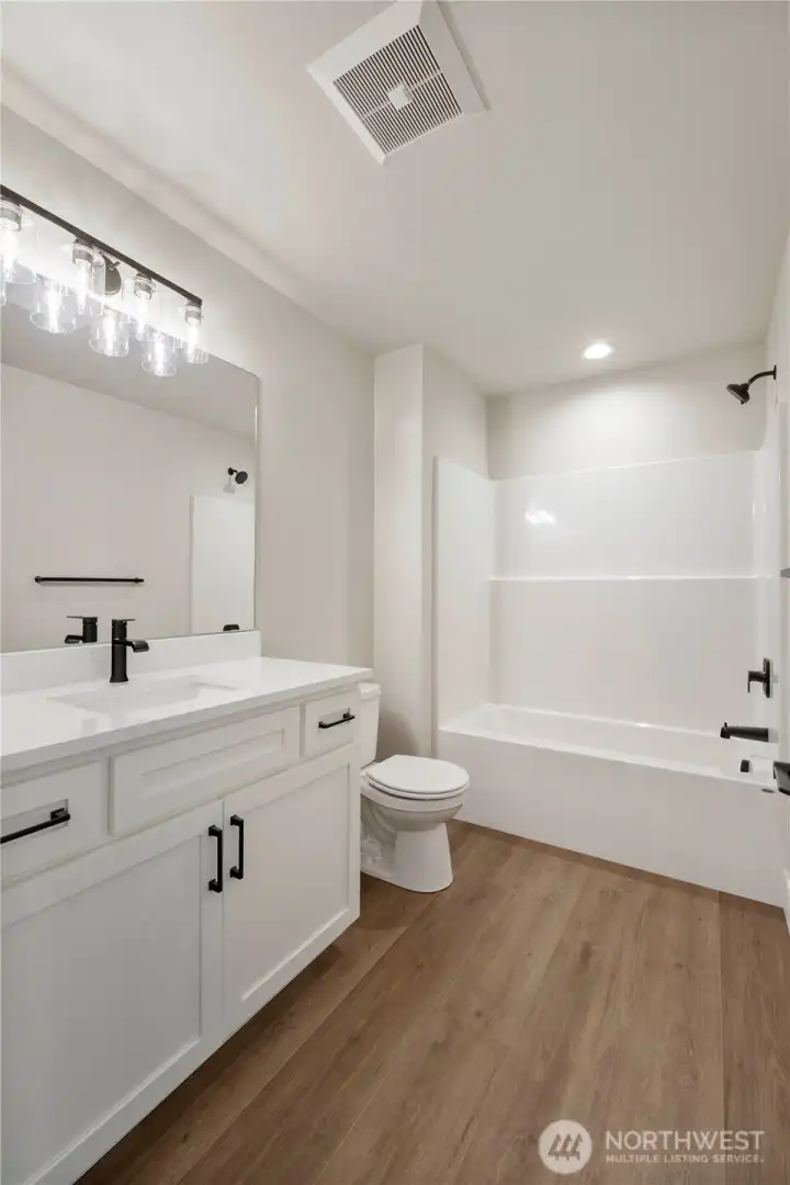 Full hall bath upstairs.