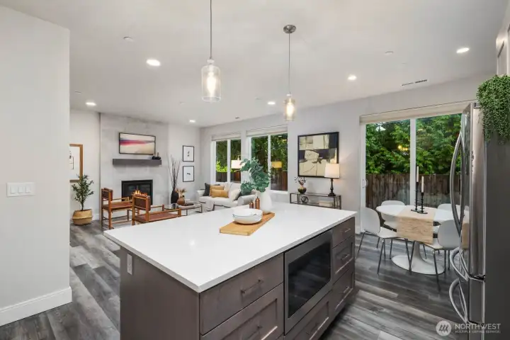 Large island with built in microwave.