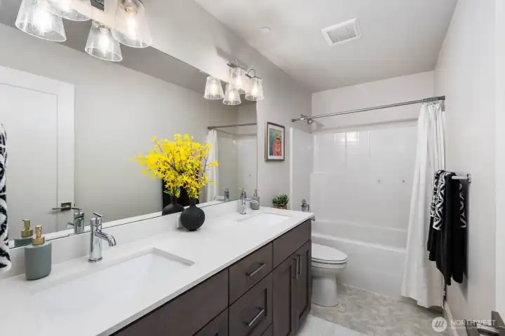 Full bathroom on floor 2.