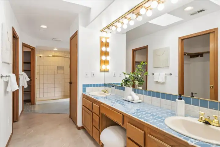 Primary 5-piece en suite bathroom with jetted tub and two walk-in closets