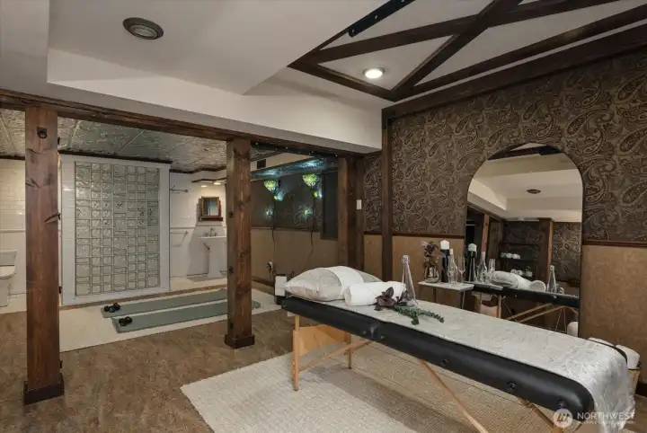 Flex space, wellness center or airbnb w/en suite (sound proof with on-demand water heater)