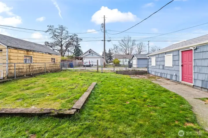 Access to the alley makes parking an RV easy!