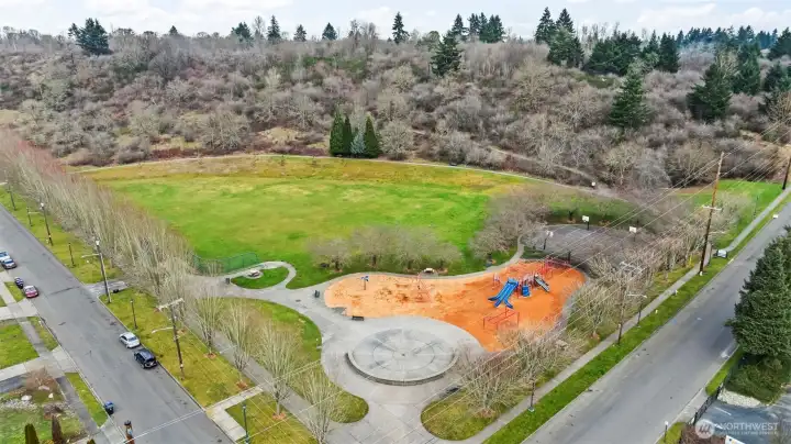 2 blocks from Wapato Park!