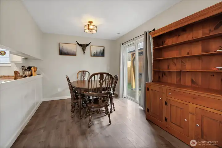 Nice size dining area, table sits 6 easy!