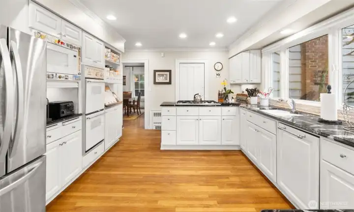 Spacious and bright kitchen