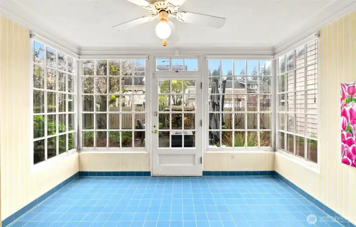 Absolutley cheerful atrium bringing in light and overlooking the back patio.