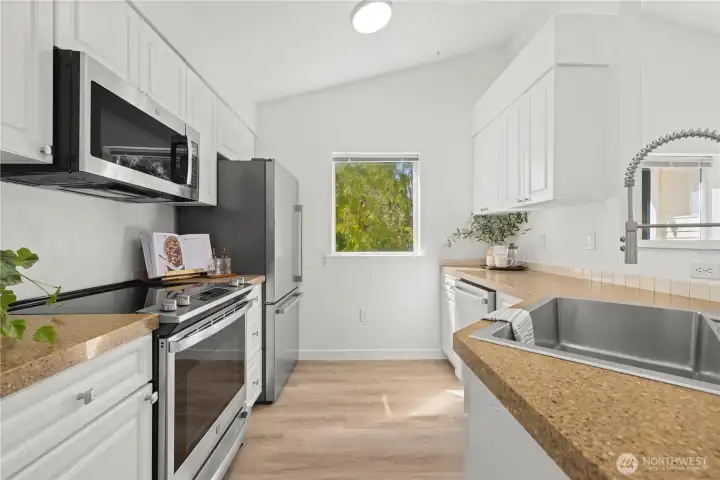 Perfect sized kitchen with large sink!