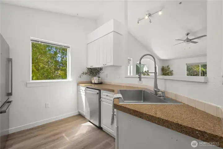 Perfect sized kitchen with large sink!