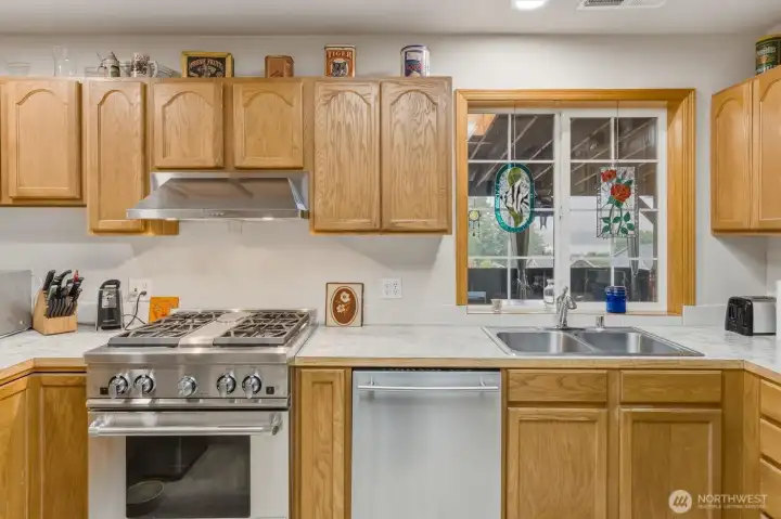 Good size kitchen with 2 pantries