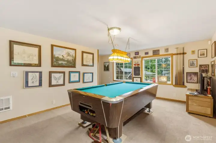 Large rec room. Pool table can stay!