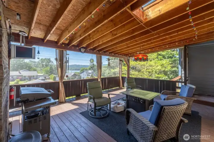 Upper outdoor living area