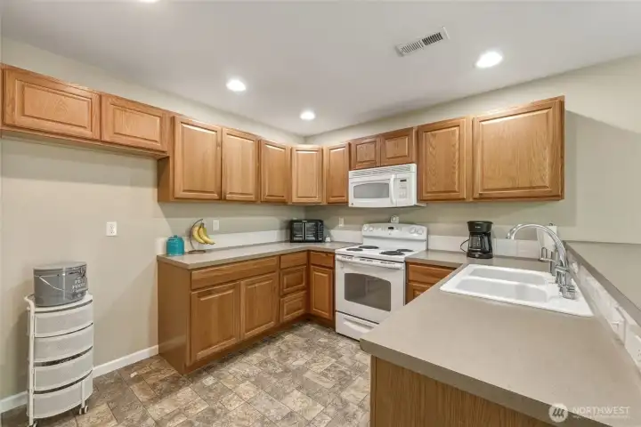 Kitchen floor is partially photoshopped, new flooring will be installed end of June Kitchen floor is partially photoshopped, new flooring will be installed end of June