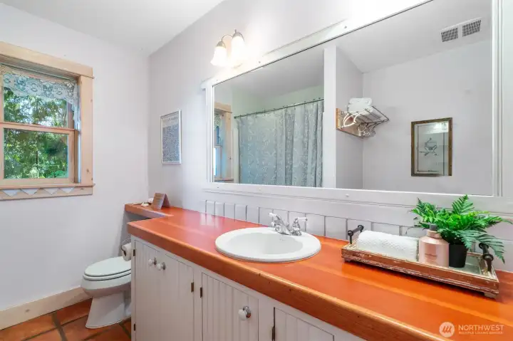Guest house (DADU) full bathroom.
