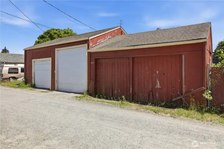 Large detached garage off alley