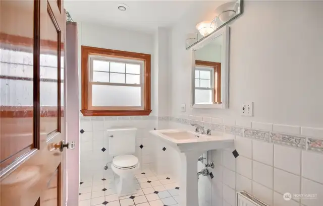 Upstairs full bathroom.