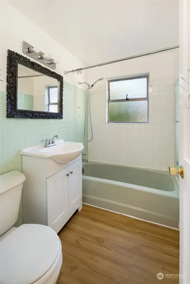 Adorable retro bathroom