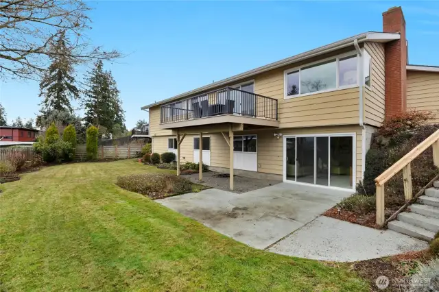 Home features new vinyl thermopane windows throughout.