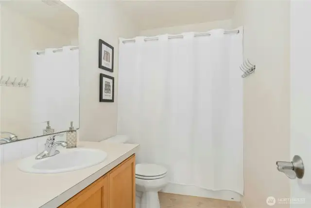 Upstairs full bathroom