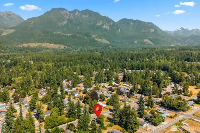 Close to hiking, backpacking, kyaking, skiing!  Great for outdoor enthusiasts!