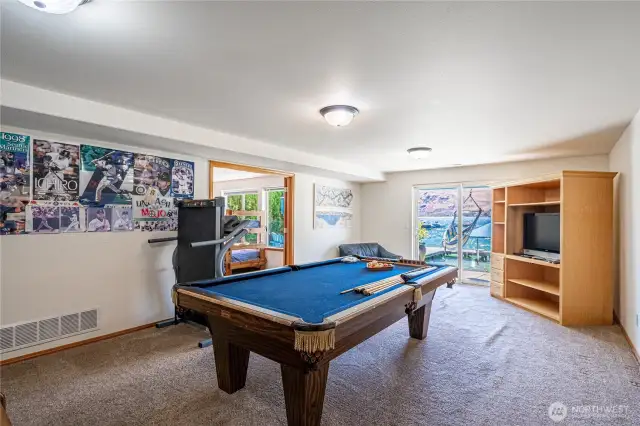 Huge family Room w/lk access.l