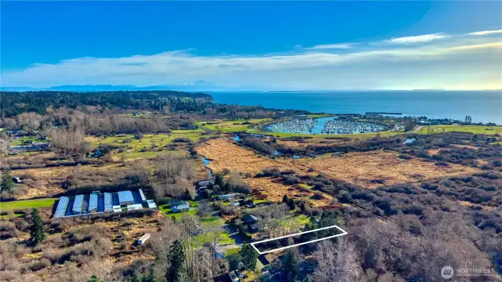 Point Roberts is just a short escape away from Vancouver, with a Marina, Beaches, Restaurants, Parcel Service Outlets, Market Place and a Golf Course.