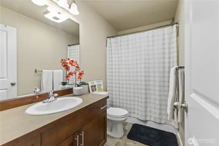 Upper floor main bathroom