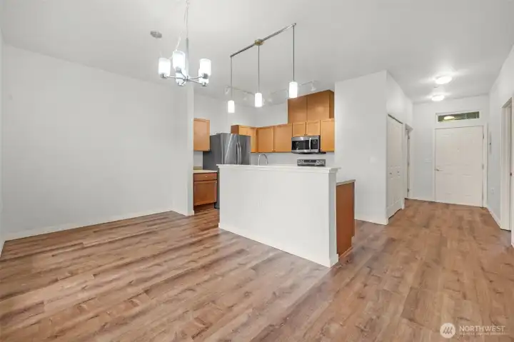Dining area without the virtual staging.